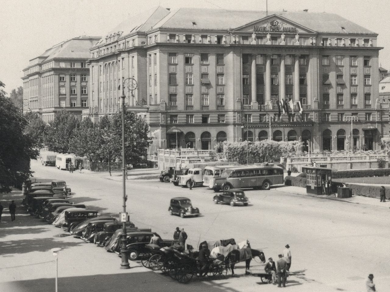 Trg Ante Starčevića. Stajalište fijakera i taksija, benzinska pumpa i hotel Esplanade oko 1952.-1955. godine